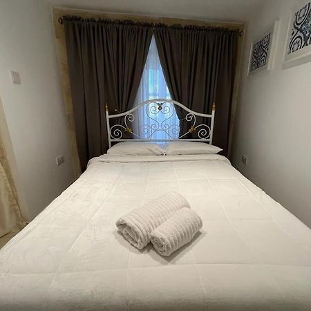 Charming 200 Year Old Cottage With Yard Zabbar ภายนอก รูปภาพ