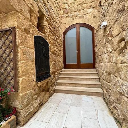 Charming 200 Year Old Cottage With Yard Zabbar ภายนอก รูปภาพ