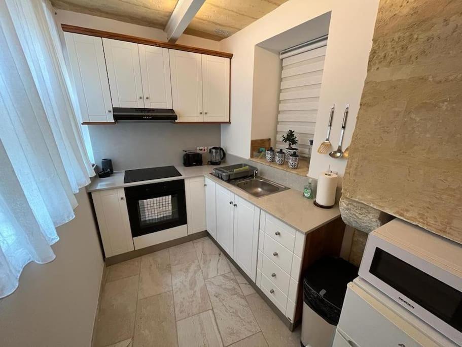 Charming 200 Year Old Cottage With Yard Zabbar ภายนอก รูปภาพ