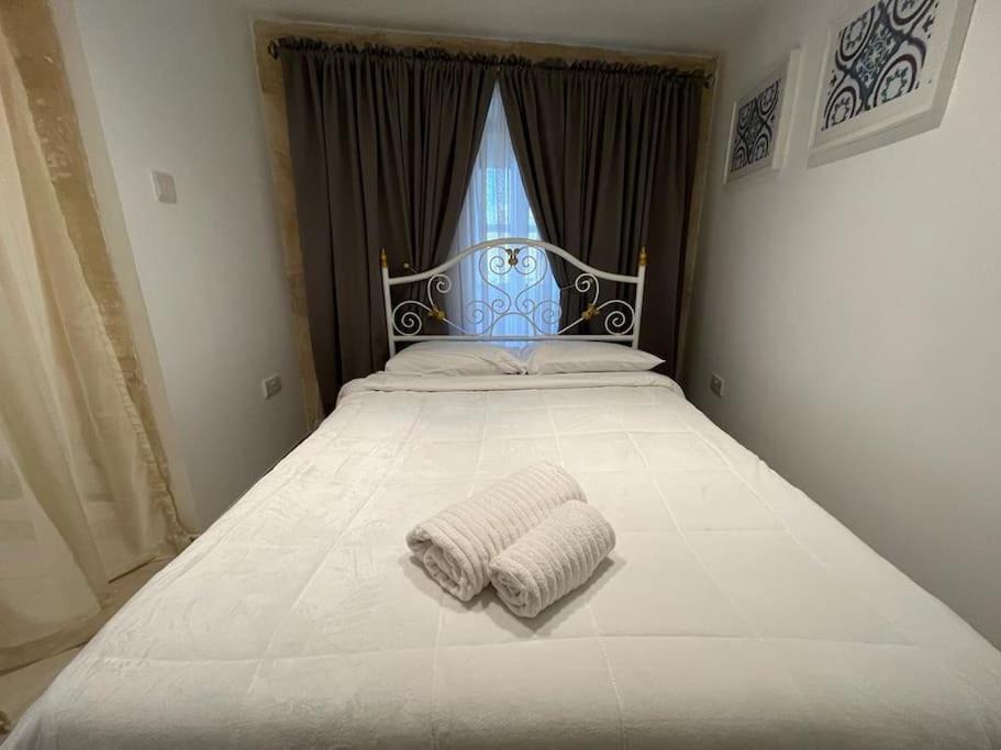 Charming 200 Year Old Cottage With Yard Zabbar ภายนอก รูปภาพ
