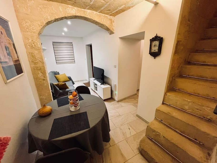 Charming 200 Year Old Cottage With Yard Zabbar ภายนอก รูปภาพ