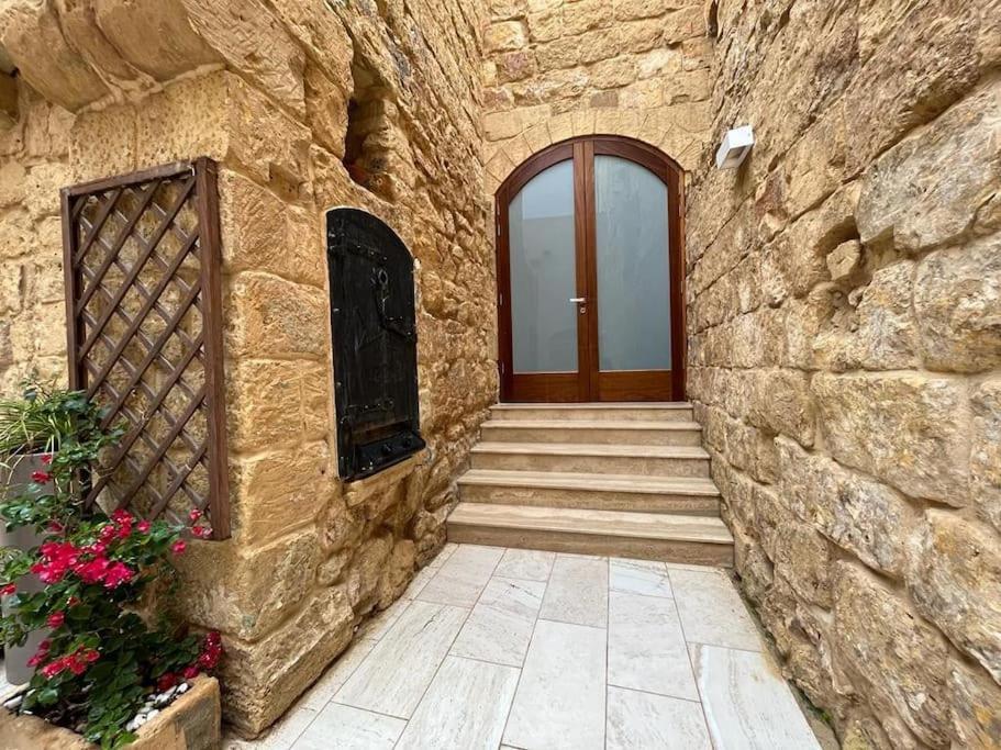 Charming 200 Year Old Cottage With Yard Zabbar ภายนอก รูปภาพ