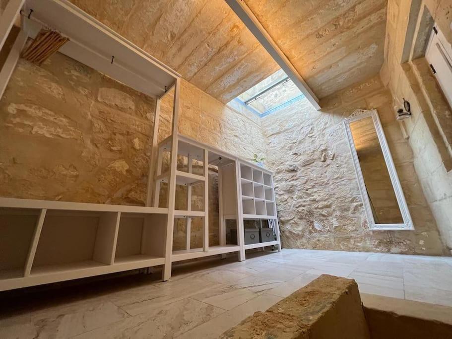 Charming 200 Year Old Cottage With Yard Zabbar ภายนอก รูปภาพ