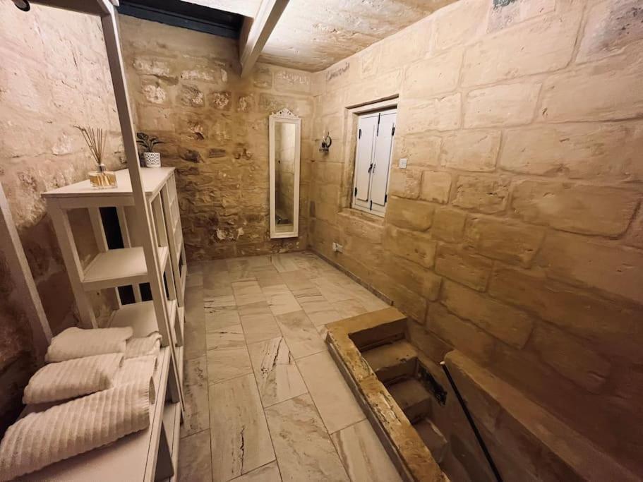 Charming 200 Year Old Cottage With Yard Zabbar ภายนอก รูปภาพ