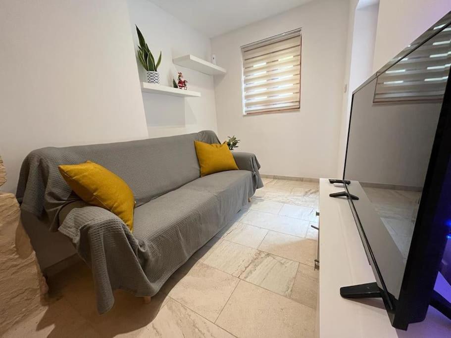Charming 200 Year Old Cottage With Yard Zabbar ภายนอก รูปภาพ